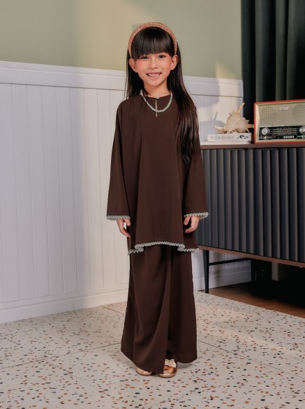 Dara Kids In Rich Brown